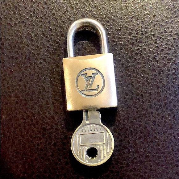 Vintage LV Louis Vuitton Padlock Lock & Key 233 - Picture 7 of 8
